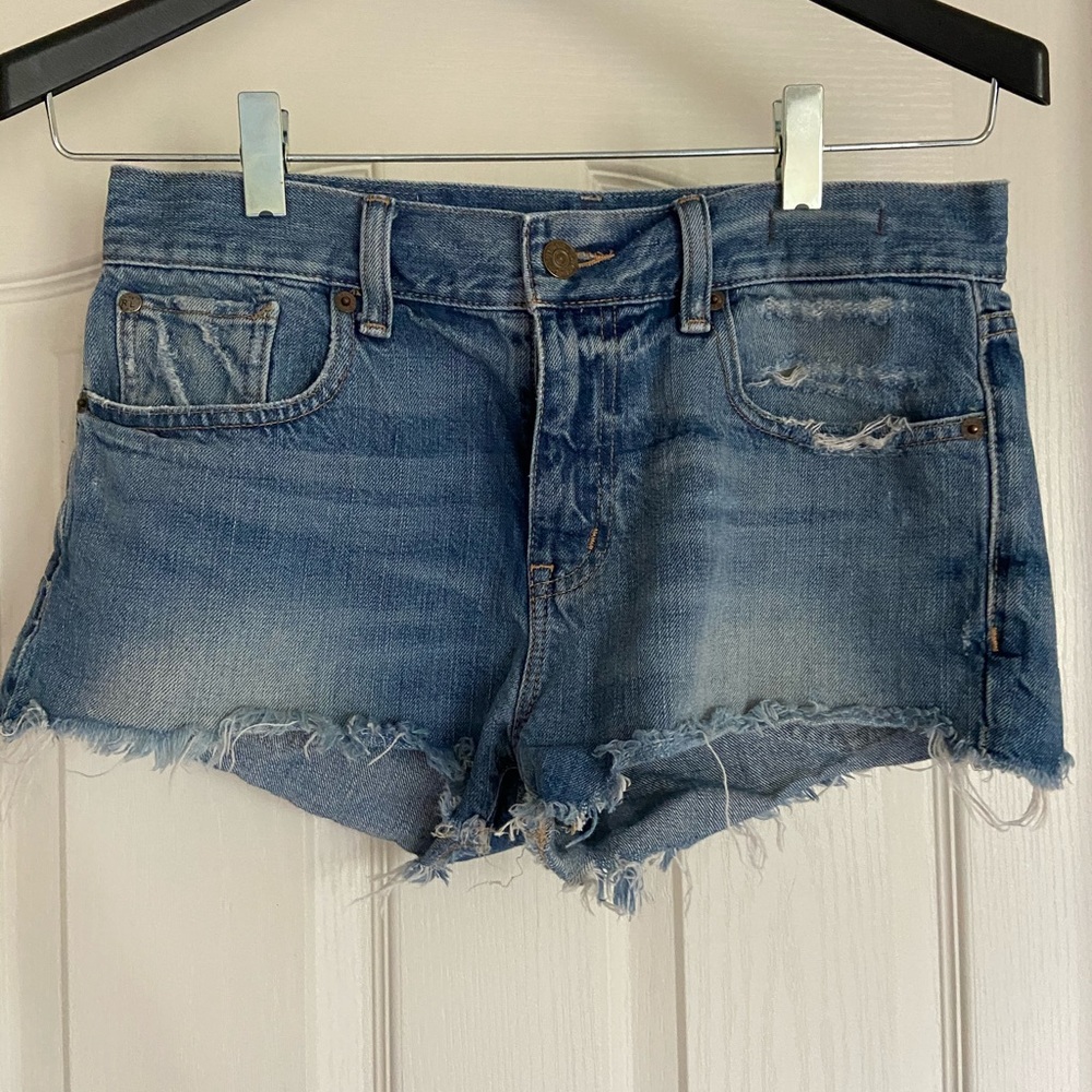 Cutoff denim shorts.